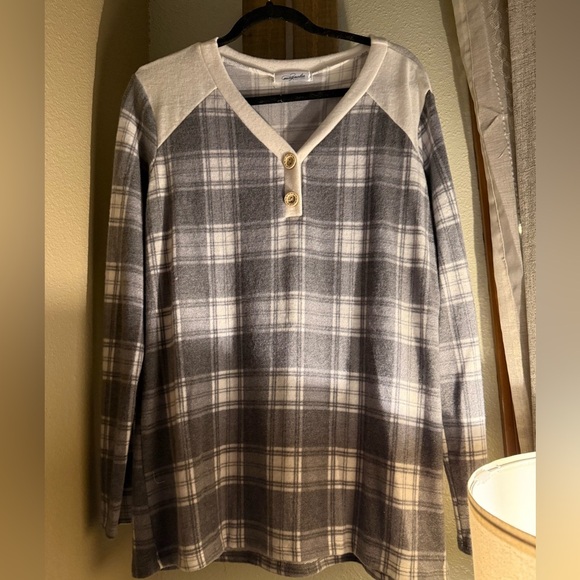 Tops - NWOT Magnolia Boutique Brushed long sleeve Henley M